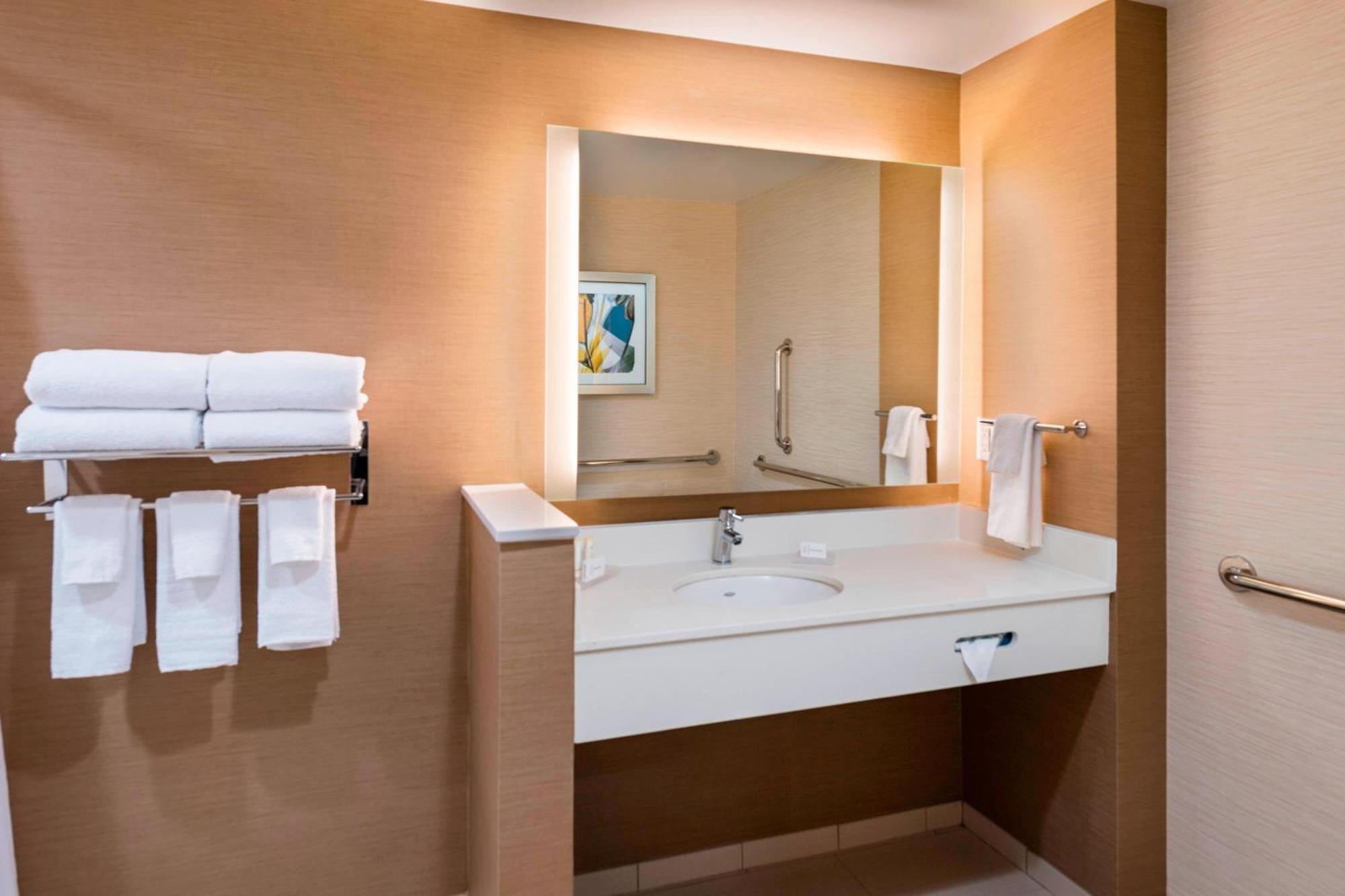 Fairfield Inn & Suites By Marriott Dallas Уаксахачи Екстериор снимка