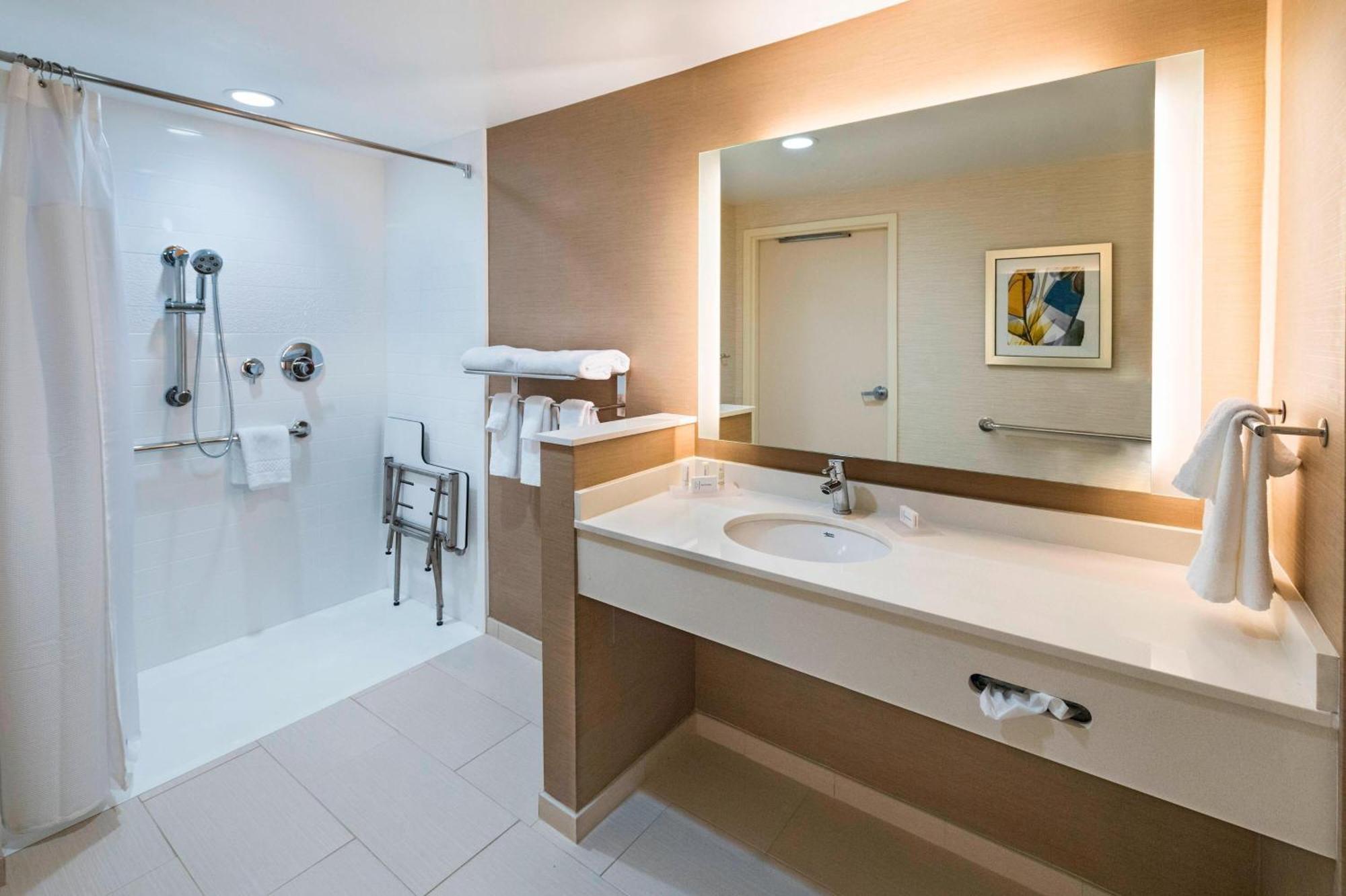 Fairfield Inn & Suites By Marriott Dallas Уаксахачи Екстериор снимка