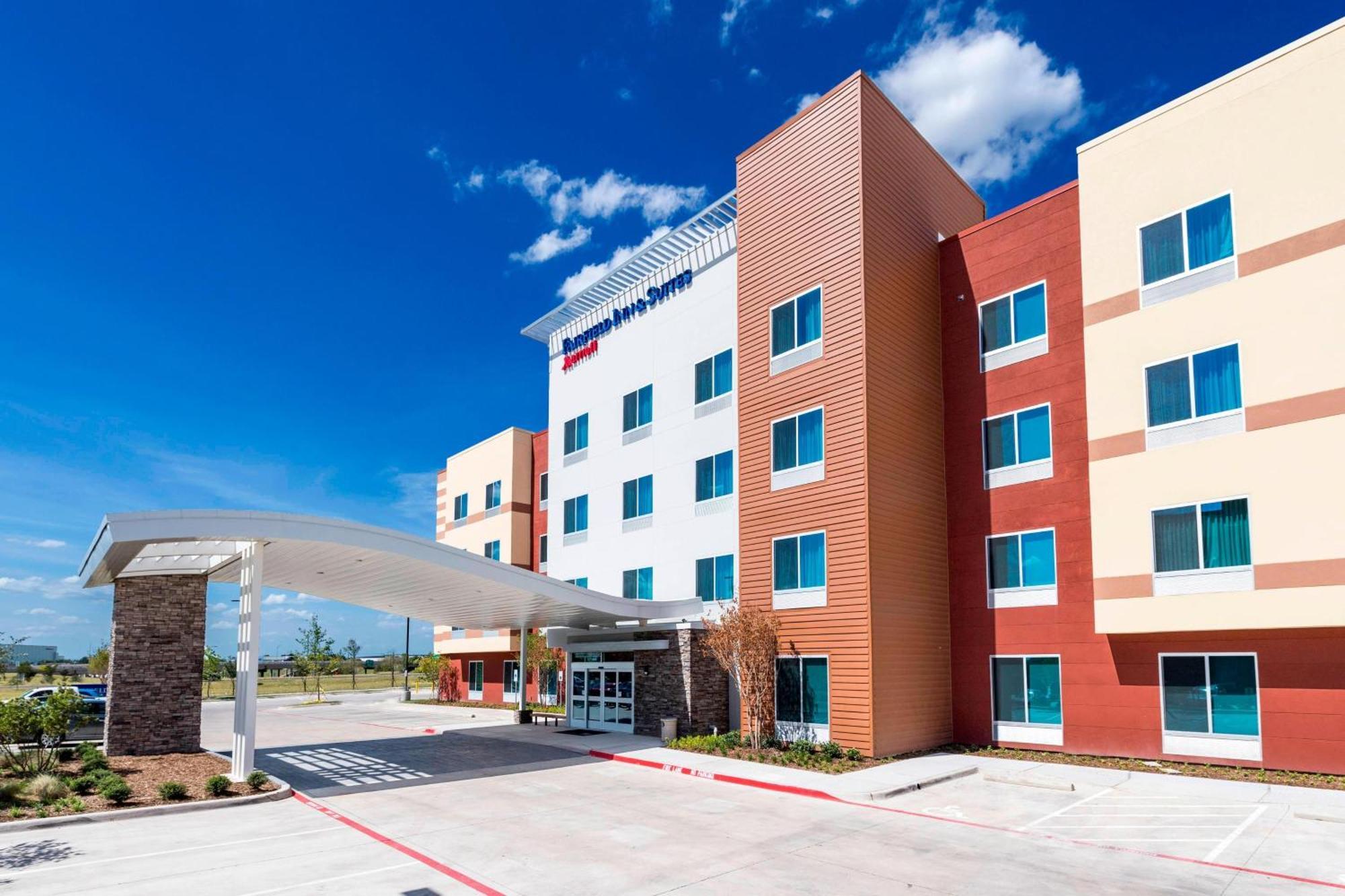 Fairfield Inn & Suites By Marriott Dallas Уаксахачи Екстериор снимка