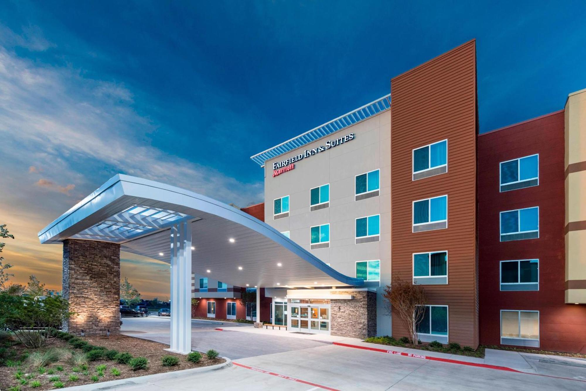 Fairfield Inn & Suites By Marriott Dallas Уаксахачи Екстериор снимка