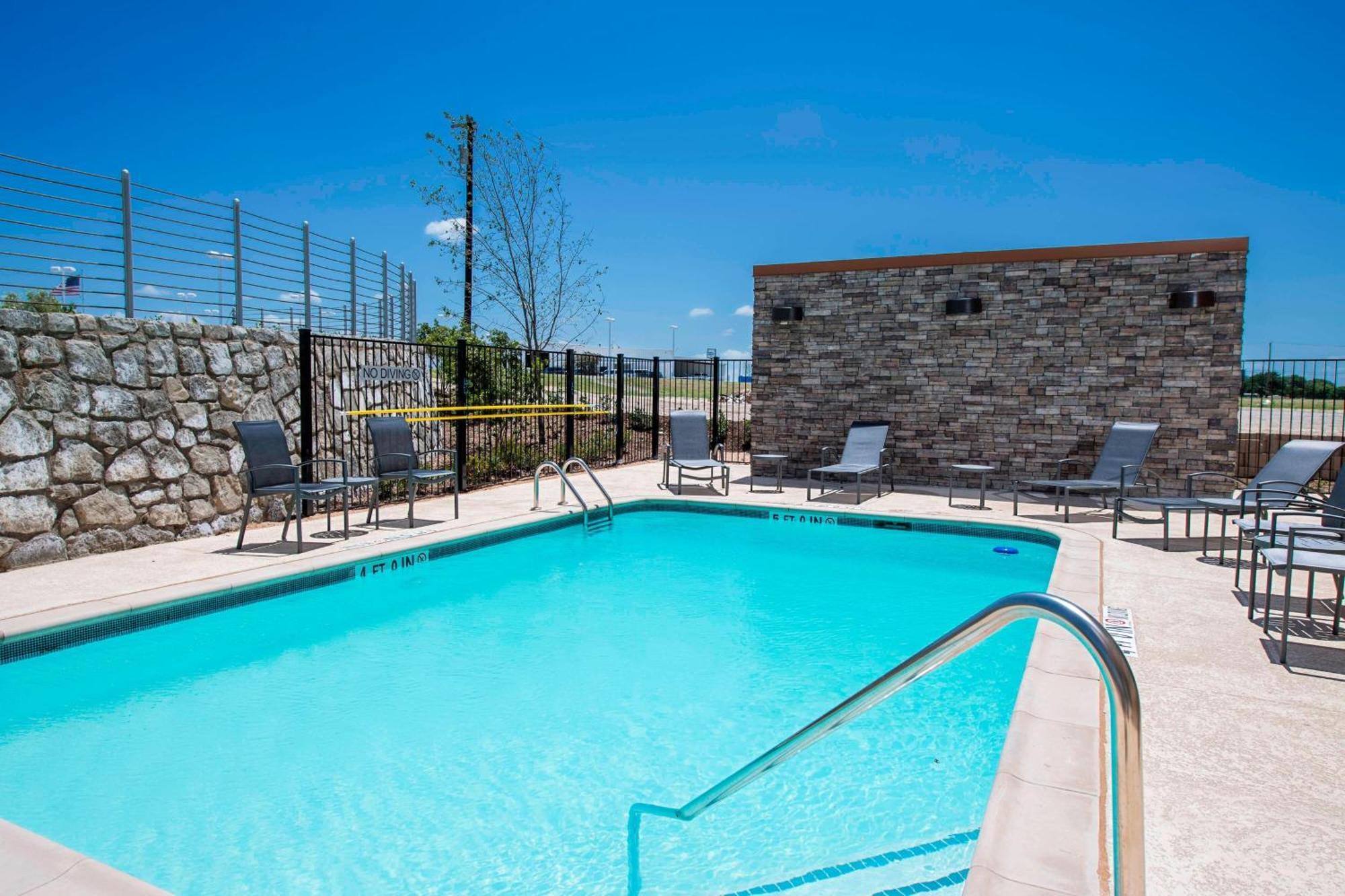 Fairfield Inn & Suites By Marriott Dallas Уаксахачи Екстериор снимка